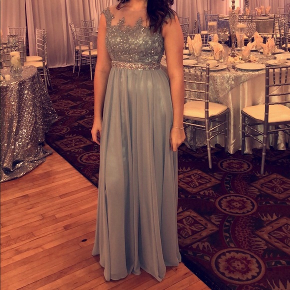 Dresses & Skirts - Elegant Silver A-line Gown👗